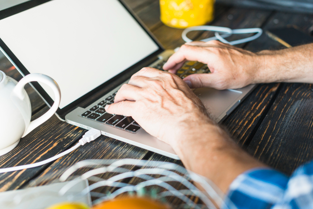 FINDING-THE-RIGHT-HARDWARE-FOR-YOUR-BUSINESS FINDING THE RIGHT HARDWARE FOR YOUR BUSINESS